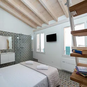 Insapria, Caressa De Mae Bordighera